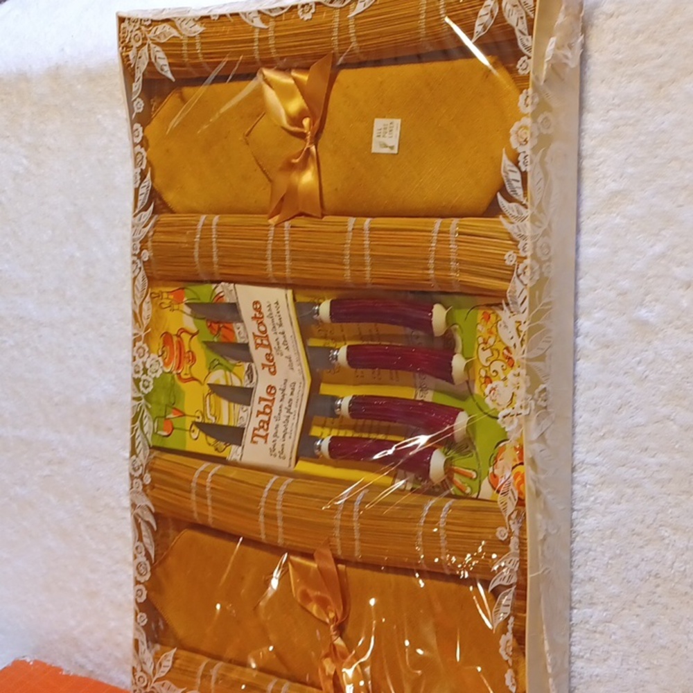 Vintage table ensemble place mats linen napkins and 4 steak knives